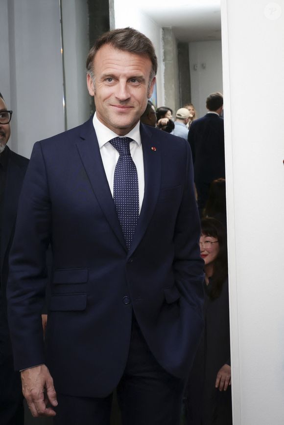 Exclusif - Le président Emmanuel Macron lors du vernissage de l'exposition de Danhôo à la galerie A2Z Art Gallery à Paris le 29 avril 2025.

© Jack Tribeca / Bestimage