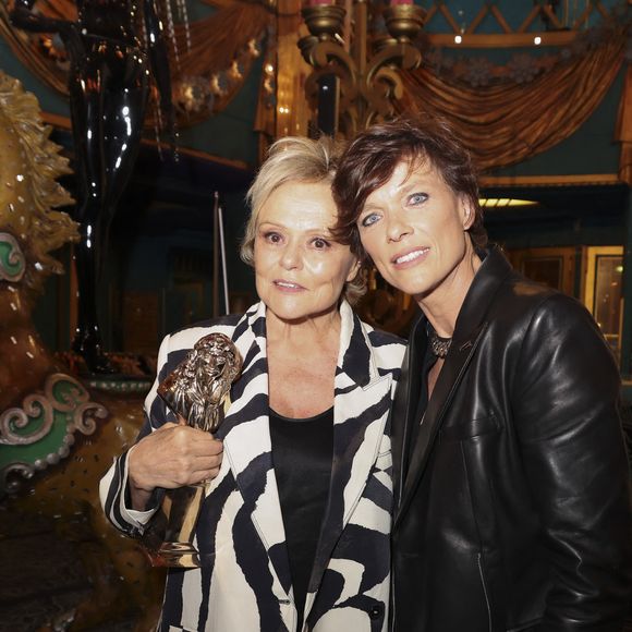 Muriel Robin, sa femme Anne Le Nen lors de la 37ème Nuit des Molières aux Folies Bergère à Paris le 4 mai 2026.

© Jack Tribeca / Bestimage
