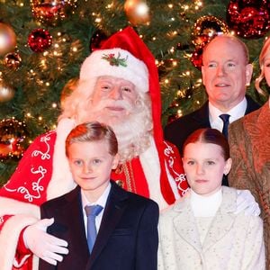 Le prince Albert II de Monaco, la princesse Charlene et leurs enfants la princesse Gabriella et le prince héréditaire Jacques lancent les illuminations de Noël en Principauté, depuis la place du Casino à Monaco, le 29 novembre 2025. La famille princière est accompagnée par Stéphane Valéri, le président délégué de la Société des Bains de Mer de Monaco, et le ministre d'Etat de la Principauté, Christophe Mirmand. © Claudia Albuquerque/Bestimage