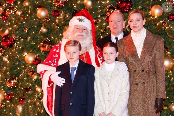 Le prince Albert II de Monaco, la princesse Charlene et leurs enfants la princesse Gabriella et le prince héréditaire Jacques lancent les illuminations de Noël en Principauté, depuis la place du Casino à Monaco, le 29 novembre 2025. La famille princière est accompagnée par Stéphane Valéri, le président délégué de la Société des Bains de Mer de Monaco, et le ministre d'Etat de la Principauté, Christophe Mirmand. © Claudia Albuquerque/Bestimage