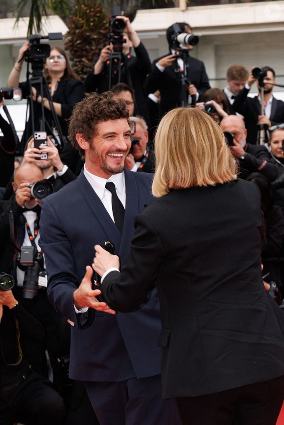Alors que le comédien franco-canadien présentait à son long-métrage "L’Inconnue",

Niels Schneider et Léa Seydoux - Descente des marches du film " L'inconnue " lors du 79ème Festival International du Film de Cannes, le 18 mai 2026. © Jacovides-Moreau / Bestimage