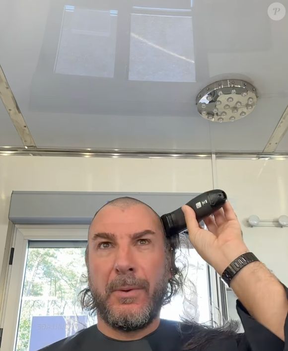 "J'ai tendance, pour passer mon stress, comme là par exemple, à prendre un poil de la barbe et à tirer dessus et à me faire des trous dans la barbe, des trous dans les poils du torse, des trous dans les cheveux.”

Michaël Youn s'affiche crâne rasé sur les réseaux sociaux