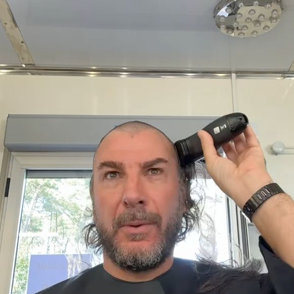 "J'ai tendance, pour passer mon stress, comme là par exemple, à prendre un poil de la barbe et à tirer dessus et à me faire des trous dans la barbe, des trous dans les poils du torse, des trous dans les cheveux.”

Michaël Youn s'affiche crâne rasé sur les réseaux sociaux