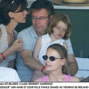 Carole Gaessler et son mari Franck avec leur fille Margaux - Tournoi de Roland Garros 2003.
© RINDOFF-MARTINEZ