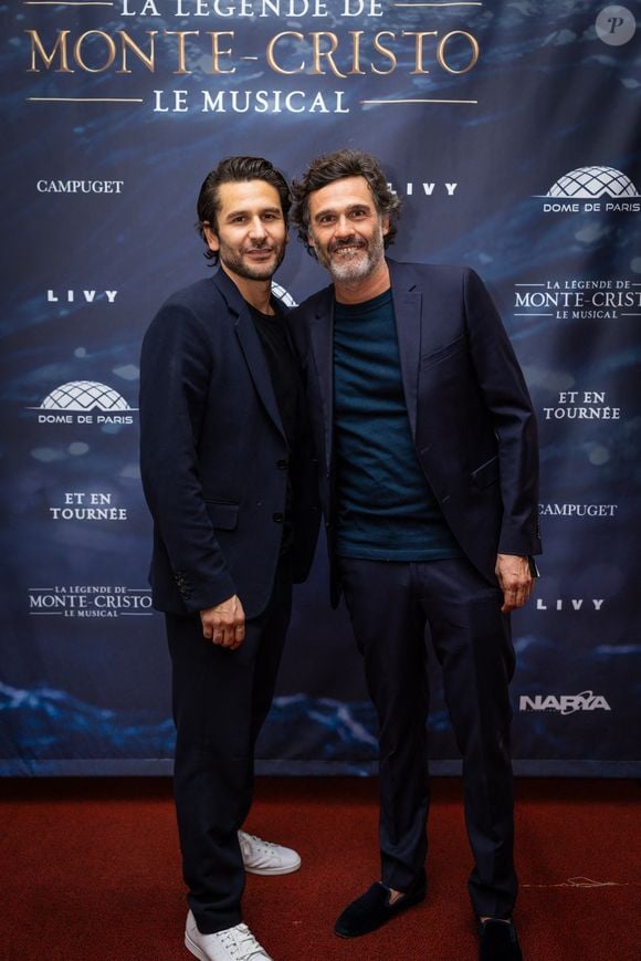 Exclusif - Stéphane Nakache, Roman Nakache au photocall du showcase de présentation de la comédie musicale La Légende du Comte de Monte Cristo à Salle Gaveau à Paris, France, le 25 septembre 2025. © Julien Sarkissian/Bestimage