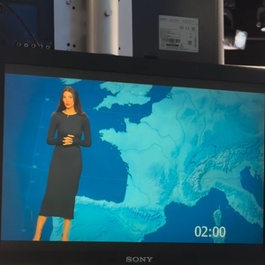 Un modèle près de corps qu'elle a accessoirisé d'une ceinture noire à boucle dorée.

Tatiana Silva en robe noire pour présenter la météo sur TF1.