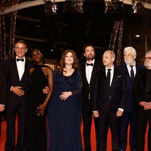 Le film plonge dans les coulisses d’une ambitieuse production de l’opéra Les Noces de Figaro, bouleversée par une accusation d’agression sexuelle qui menace la représentation.
Oussama Kheddam, Tiphaine Daviot, Lucie Gallo, Claire Chust, Daniel Auteuil, Jacques Weber, Loïc Legendre, Emmanuel Salinger, Agnès Jaoui, Vincenzo Amato, Eye Haïdara, Patrick Mille et Denis Pineau Valencienne - Montée des marches du film " L'objet du délit " lors du 79ème Festival International du Film de Cannes, le 22 mai 2026. © Jacovides-Moreau / Bestimage
