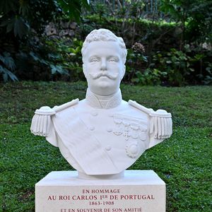 Après une promenade dans les rues du Rocher, le couple princier et le président portugais ont dévoilé un buste du roi Carlos Ier de Portugal dans les jardins Saint-Martin. 

Le prince Albert II de Monaco et la princesse Charlene ont accueilli le président portugais Marcelo Rebelo de Sousa dans le cadre d'une visite d'Etat en Principauté, le 20 novembre 2025. La princesse portait une tenue signée par la styliste néo-zélandaise, Emilia Wickstaed. Après une déambulation dans les rues du Rocher, le prince, la princesse et le président portugais ont dévoilé un buste du Roi Carlos 1er de Portugal dans les jardins Saint Martin, puis le prince et le président et le prince sont allés rendre hommage au prince Albert 1er de Monaco, devant sa statue. © Bruno Bebert/Bestimage
