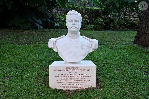 Après une promenade dans les rues du Rocher, le couple princier et le président portugais ont dévoilé un buste du roi Carlos Ier de Portugal dans les jardins Saint-Martin. 

Le prince Albert II de Monaco et la princesse Charlene ont accueilli le président portugais Marcelo Rebelo de Sousa dans le cadre d'une visite d'Etat en Principauté, le 20 novembre 2025. La princesse portait une tenue signée par la styliste néo-zélandaise, Emilia Wickstaed. Après une déambulation dans les rues du Rocher, le prince, la princesse et le président portugais ont dévoilé un buste du Roi Carlos 1er de Portugal dans les jardins Saint Martin, puis le prince et le président et le prince sont allés rendre hommage au prince Albert 1er de Monaco, devant sa statue. © Bruno Bebert/Bestimage
