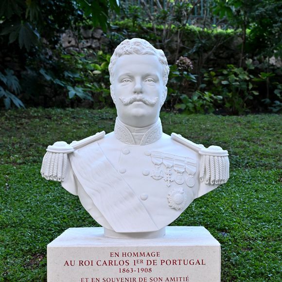Après une promenade dans les rues du Rocher, le couple princier et le président portugais ont dévoilé un buste du roi Carlos Ier de Portugal dans les jardins Saint-Martin. 

Le prince Albert II de Monaco et la princesse Charlene ont accueilli le président portugais Marcelo Rebelo de Sousa dans le cadre d'une visite d'Etat en Principauté, le 20 novembre 2025. La princesse portait une tenue signée par la styliste néo-zélandaise, Emilia Wickstaed. Après une déambulation dans les rues du Rocher, le prince, la princesse et le président portugais ont dévoilé un buste du Roi Carlos 1er de Portugal dans les jardins Saint Martin, puis le prince et le président et le prince sont allés rendre hommage au prince Albert 1er de Monaco, devant sa statue. © Bruno Bebert/Bestimage