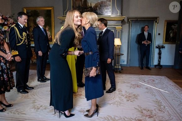 Emmanuel et Brigitte Macron rencontrent le roi Willem-Alexander, la reine Maxima des Pays-Bas et la princesse Amalia avant un dîner qui marque le début du sommet de l'OTAN à La Haye aux Pays-Bas le 24 juin 2025

©Backgrid USA / Bestimage