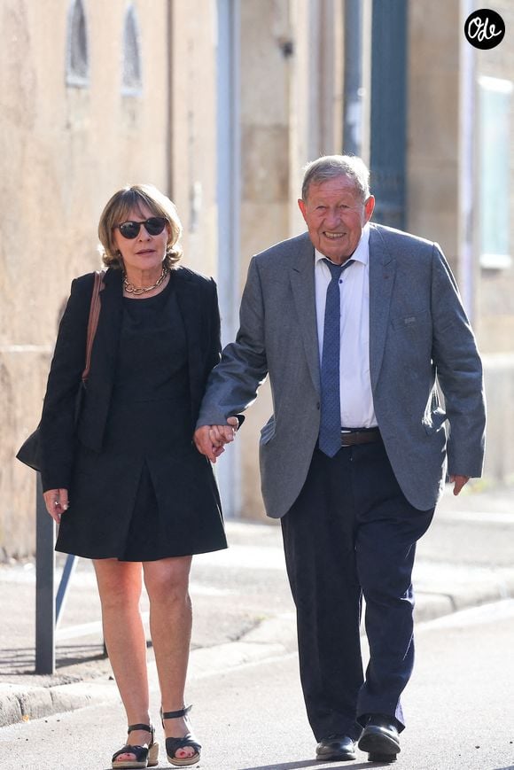 Mais pour faire ses adieux à un ami et à une figure incontournable de sa chère Bourgogne, l'emblématique entraîneur de l'AJ Auxerre ne pouvait manquer à l'appel. 

Guy Roux arrivant aux obsèques de François Patriat, ancien ministre, en la collégiale de Semur-en-Auxois le 25 août 2026. © Dominique Jacovides / Bestimage