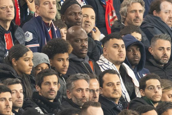Jean-Pascal Zadi - Célébrités dans les tribunes lors du match retour de la Ligue Des Champions 2024-2025 (LDC) "PSG - Arsenal" (2-1) au Parc des Princes à Paris le 7 mai 2025. © Cyril Moreau/Bestimage