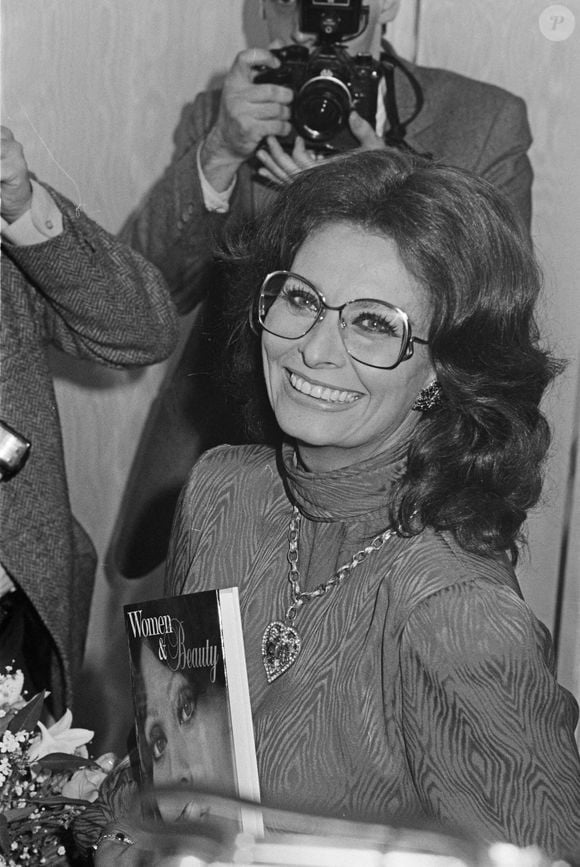 Sophia Loren fait la promotion de son nouveau livre, Women and Beauty. 23 octobre 1984. ©  The Times/News Licensing/ABACA