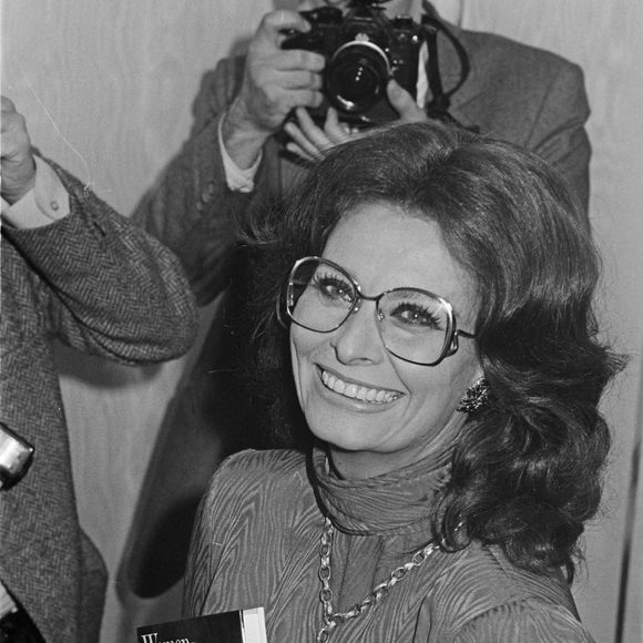 Sophia Loren fait la promotion de son nouveau livre, Women and Beauty. 23 octobre 1984. ©  The Times/News Licensing/ABACA