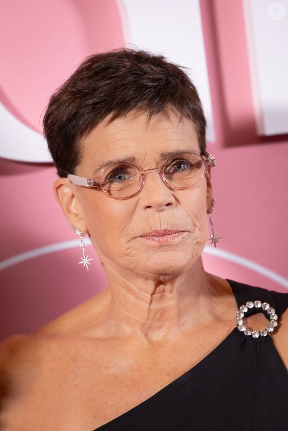 Comme le souligne "Ici Paris", elle y retrouve ses enfants et petits-enfants pour des moments simples et conviviaux, loin du faste princier. 

HSH La Princesse Stéphanie de Monaco assiste au premier Global Gift Gala sponsorisé par 'APM Monaco' organisé à Monaco, à la Salle Empire de l'Hôtel de Paris. © Olivier Huitel/Pool/Bestimage