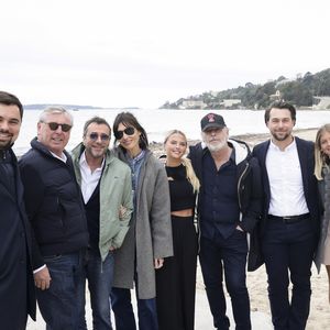 Exclusif - Guillaume (fils de Bruno Darde), Bruno Darde, Bernard Montiel, Géraldine Maillet, Kelly Vedovelli, Jean-Michel Maire, Alexandre (fils de Bruno Darde), Maya - Les célèbres personnalités de la télé se sont retrouvés avec bonheur, dans le Sud, à Vallauris Golf-Juan, pour assister à un magnifique show de cabaret, en présence de Mr Le Maire K. Luciano et ses adjoints, heureux de répondre à l'invitation du dynamique Président de l'association "Valoriser Vallauris Golf-Juan", Mr B. Darde, ce passionné d'art et du monde associatif projette également de créer un Musée de Sculpture à ciel ouvert , mêlant Art et Espace Public. POUR INFOS VOIR VENDEUR © Jack Tribeca/Bestimage
