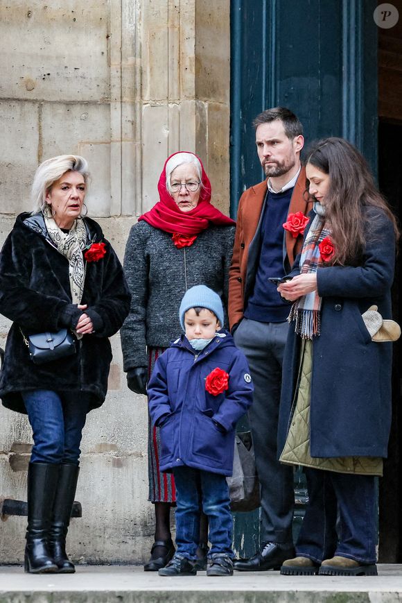 Gabrièle Laborde, la fille de la défunte, et son fils, Saul - Arrivées aux obsèques de C.Laborde en l’église Saint-Roch à Paris, le 6 février 2025. Décédée le 28 janvier 2025 à l'âge de 73 ans, l'ancienne présentatrice météo de TF1 (1988 - 2017) était atteinte de la maladie neurodégénérative à corps de Lewy. 
© Jacovides - Moreau / Bestimage