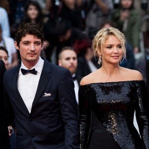 Aujourd'hui, en couple depuis près de neuf ans et parents d'un petit garçon, les artistes peuvent rire de ce malaise à leurs débuts...
Niels Schneider, Virginie Efira lors de la montée des marches du film "Sibyl", 72ème Festival International du Film de Cannes. Le 24 mai 2019. Crédit Jacovides-Moreau / Bestimage