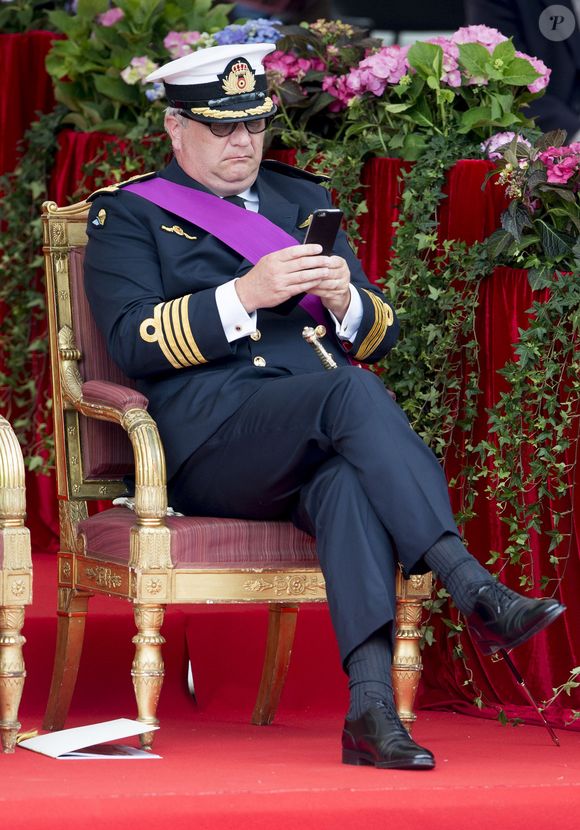 Le prince Laurent de Belgique avec son téléphone durant le défilé militaire de la Fête nationale, le 21 juillet 2015 à Bruxelles