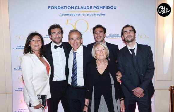 Sandrine Kretz, Martin Kretz, Olivier Kretz, Majo (la grand-mère), Valentin et Louis - Soirée de gala des 50 ans de la Fondation Claude Pompidou à l'Hôtel Marcel Dassault à Paris le 12 avril 2022.

© Rachid Bellak / LMS / Bestimage