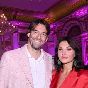 Une  belle coïncidence qui fait visiblement très plaisir à leur père, qui n’a pas hésité à la mettre en avant

Camille Lacourt et sa compagne Alice Detollenaere - Photocall du 5ème gala de charité de l'association "Les Bonnes Fées" à l'occasion de la campagne mondiale "Octobre Rose" à l'hôtel Peninsula, Paris le 3 octobre 2024. A l'occasion de la campagne mondiale "Octobre Rose", l'hôtel Peninsula Paris lance son programme caritatif "Peninsula in Pink", dont les bénéfices de 254 400 Euros seront reversés à l'association "Les Bonnes Fées". © Rachid Bellak/Bestimage