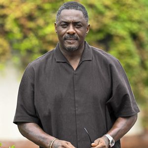 "Je ne l’ai jamais vu ici, ni dans le bourg. Il veut être tranquille et je peux le comprendre, c’est ce qu’il doit chercher. Mais ça s’est vite su qu’il vivait ici. Beaucoup d’Anglais ont acheté leurs maisons à la campagne. Mais là, on a une star !", confie Régis Valo, patron du bar-épicerie Valo 

Idris Elba sur le ponton de l'hôtel Excelsior lors de la 82ème édition du festival international du film de Venise (La Mostra), Italie, le 2 septembre 2025. © Max Montingelli/SGP/Bestimage