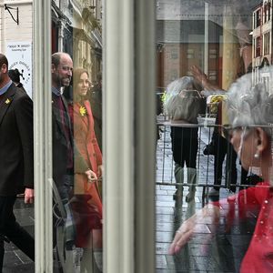 Le prince William, prince de Galles, et Catherine (Kate) Middleton, princesse de Galles, préparent des gâteaux gallois au Welsh Cake Shop à Pontypridd, le 26 février 2025. 
Julien Burton / Bestimage