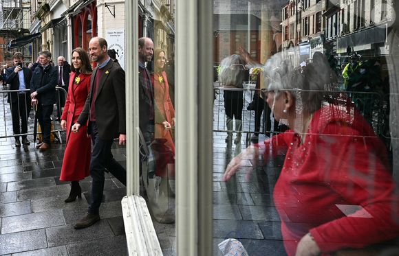 Le prince William, prince de Galles, et Catherine (Kate) Middleton, princesse de Galles, préparent des gâteaux gallois au Welsh Cake Shop à Pontypridd, le 26 février 2025. 
Julien Burton / Bestimage