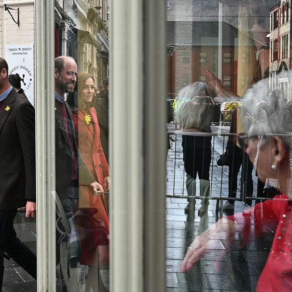 Le prince William, prince de Galles, et Catherine (Kate) Middleton, princesse de Galles, préparent des gâteaux gallois au Welsh Cake Shop à Pontypridd, le 26 février 2025. 
Julien Burton / Bestimage