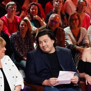 "Puis, lorsque mon fils Enzo est parti à son tour, nos petits dîners passés à nous raconter des histoires m’ont beaucoup manqué."
Exclusif - Michèle Bernier et ses enfants Charlotte et Enzo Gaccio lors de l'enregistrement de l'émission "Famille je vous aime" présentée par M. Drucker et qui sera diffusée le 13 juin 2025 sur France 3, aux Studios rive gauche à Paris, France, le 14 avril 2025. © Clovis-Gaffiot/Bestimage