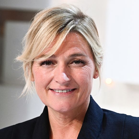 Dans la famille Lemoine, il n'y a pas que l'animatrice Anne-Elisabeth qui a su se démarquer.

Exclusif - Anne-Elisabeth Lemoine - Enregistrement de l'émission "Vivement Dimanche", présentée par M.Drucker et diffusée le 19 novembre sur France 3, au Studio Gabriel à Paris
© Guillaume Gaffiot / Bestimage