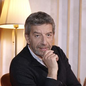 Acciaroli, village situé au sud de Naples, peut se vanter d'un record : "plus de 10% de la population y est centenaire", rapporte le docteur Michel Cymes dans son livre À vous de jouer (éd. Dr.Good!, Solar). 


Exclusif - Le docteur Michel Cymes lors de l'enregistrement de l'émission "Chez Jordan" à Paris le 8 avril 2022. © Cédric Perrin/Bestimage