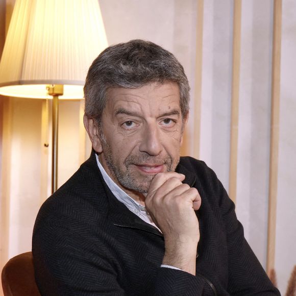 Acciaroli, village situé au sud de Naples, peut se vanter d'un record : "plus de 10% de la population y est centenaire", rapporte le docteur Michel Cymes dans son livre À vous de jouer (éd. Dr.Good!, Solar). 


Exclusif - Le docteur Michel Cymes lors de l'enregistrement de l'émission "Chez Jordan" à Paris le 8 avril 2022. © Cédric Perrin/Bestimage