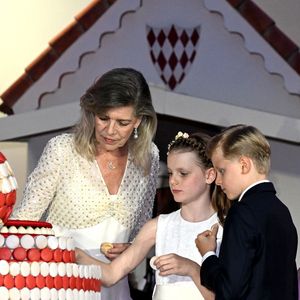 La princesse Caroline de Hanovre, la princesse Charlene de Monaco, ses enfants, le prince héréditaire Jacques et la princesse Gabriella - Célébration des 20 ans de règne du prince souverain Albert II de Monaco sur la place du Palais à Monaco, le 19 juillet 2025. © Bruno Bebert/Bestimage