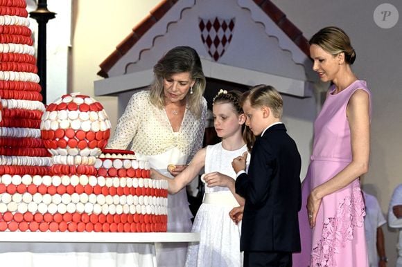 La princesse Caroline de Hanovre, la princesse Charlene de Monaco, ses enfants, le prince héréditaire Jacques et la princesse Gabriella - Célébration des 20 ans de règne du prince souverain Albert II de Monaco sur la place du Palais à Monaco, le 19 juillet 2025. © Bruno Bebert/Bestimage