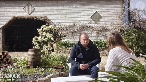 "Je pense que j'ai découvert pendant le séjour que finalement, mes anciennes relations ne m'aident pas du tout à m'ouvrir. Je pense que j'ai un blocage. Je garde une carapace que j'aurai du mal à casser", leur a-t-elle expliqué.

Océane fait son choix dans L'amour est dans le pré entre ses prétendants Robin et Florian.