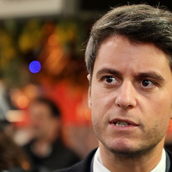 Gabriel Attal a été le plus jeune Premier ministre de la Ve République.

L'ancien premier ministre Gabriel Attal dans le cadre d'une tournée des regions rencontre les commercants et des habitants de Bordeaux sur le marché des Capucins en compagnie de Thomas Cazenave ancien ministre aux comptes publics, député et homme politique local © Patrick Bernard/ Bestimage