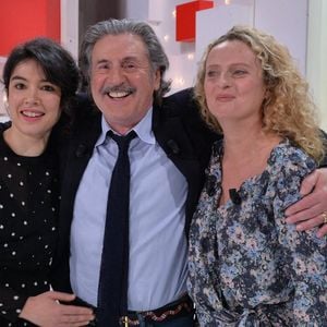 Daniel Auteuil soutient sa fille Aurore
Victoire Belezy, Daniel Auteuil et Aurore Auteuil lors de l'enregistrement de l'émission « Vivement Dimanche », à Paris, en France. Photo de Max Colin/ABACAPRESS.COM