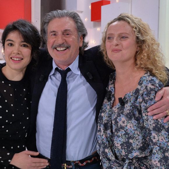 Daniel Auteuil soutient sa fille Aurore

Victoire Belezy, Daniel Auteuil et Aurore Auteuil lors de l'enregistrement de l'émission « Vivement Dimanche », à Paris, en France. Photo de Max Colin/ABACAPRESS.COM