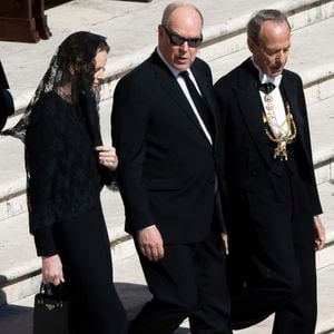 Le prince Albert II de Monaco et la princesse Charlène de Monaco - Les dirigeants et les têtes couronnées, venus du monde entier, assistent aux funérailles du pape François sur la place Saint-Pierre au Vatican à Rome, le 26 avril 2025.
© Inside : PsnewZ / Bestimage