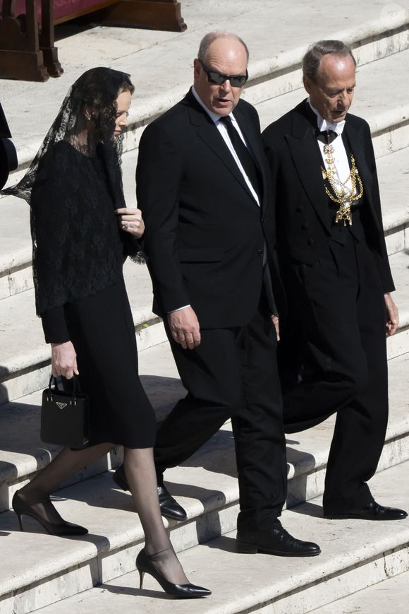 Le prince Albert II de Monaco et la princesse Charlène de Monaco - Les dirigeants et les têtes couronnées, venus du monde entier, assistent aux funérailles du pape François sur la place Saint-Pierre au Vatican à Rome, le 26 avril 2025.
© Inside : PsnewZ / Bestimage