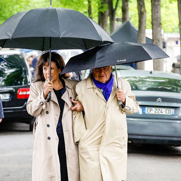Anne Sinclair et son mari Pierre Nora - Sorties des obsèques de l'avocat pénaliste, ancien ministre, grand officier de la Légion d'honneur, Georges Kiejman au cimetière du Montparnasse dans le 14ème arrondissement de Paris, France, le 12 mai 2023. © Cyril Moreau/Bestimage