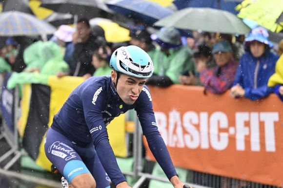 Le Français Lenny Martinez Lenny avant le départ de la course lors de la 2e étape de la 112e édition du Tour de France, le 6 juillet 2025 à Boulogne-sur-Mer. Photo News/Psnewz/Bestimage