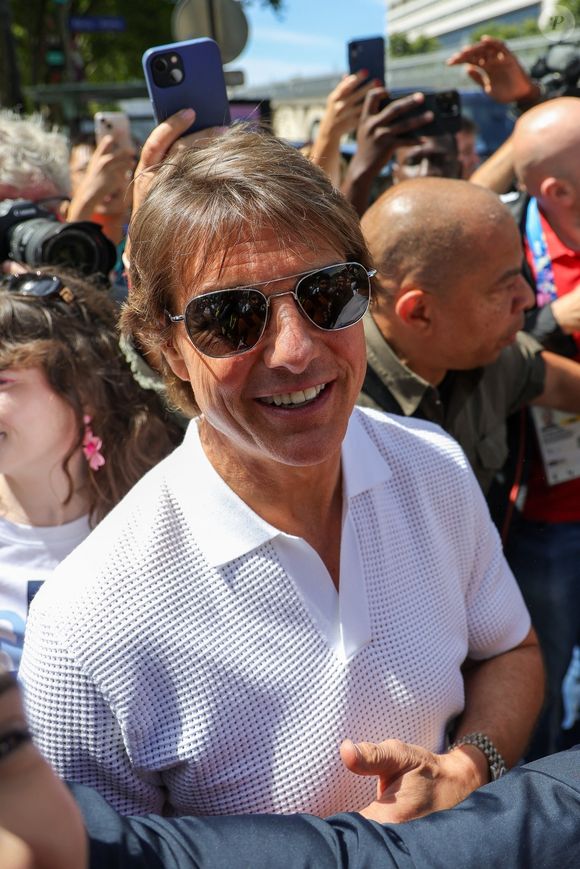 Tom Cruise salue des fans à la sortie d'une competition de gymnastique lors des Jeux Olympiques 2024 (JO 2024) à Paris 
©Backgrid UK/ Bestimage