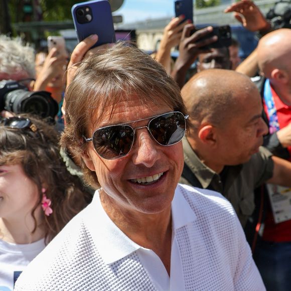 Tom Cruise salue des fans à la sortie d'une competition de gymnastique lors des Jeux Olympiques 2024 (JO 2024) à Paris 
©Backgrid UK/ Bestimage