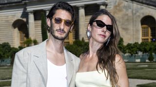 À Versailles pour Jacquemus, la compagne de Pierre Niney a fait parler d'elle et ce n'est pas du tout pour ce que l'on croit
