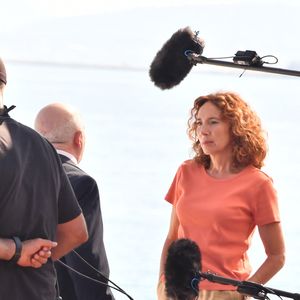 Isabel Otero et Hubert Roulleau sur le tournage de la série "Crimes parfaits" (France 3) sur la promenade des Anglais et sur la plage Beau Rivage à Nice, sous la direction d'Emmanuel Rigaut. Le 23 juin 2020.