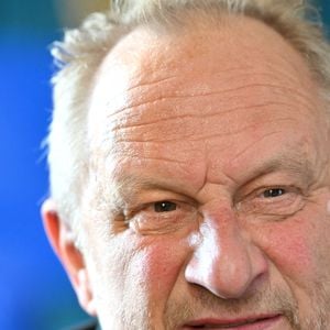 Benoît Poelvoorde prouve qu’il reste surtout… un grand timide

Benoît Poelvoorde - L'équipe du film "La Bonne Etoile" de P.Elbé répond aux questions des journalistes lors de la 7ème édition du festival Cinéroman à Nice, le 29 septembre 2025. 
© Bebert / Jacovides / Bestimage