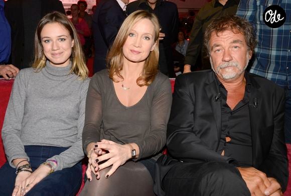 Invité au micro d'Isabelle Morini-Bosc, Olivier Marchal s'est d'ailleurs confié avec tendresse sur le couple de sa fille.

Zoé Marchal, Catherine Marchal et Olivier Marchal - Enregistrement de l'émission "Vivement Dimanche" à Paris le 15 Décembre 2015.

© Bestimage
